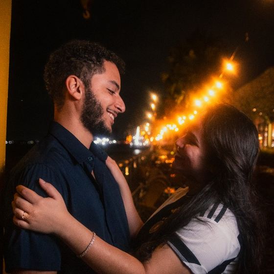 Carla e Rodolfo abraçados na noite do pedido